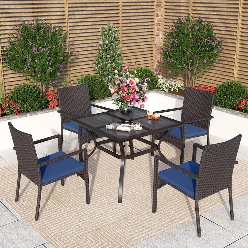 Teil Metal Patio Garten Essgruppe 5 Teile, Metal Patio Garten Essgruppe mit Square Mesh Tabletop und Rattan Stuhl mit Blue Kissen